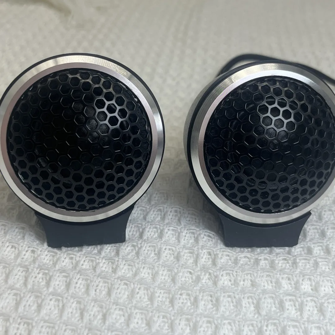 Automobile Plastic Shell Bracket 25mm Silk Film Universal Tweeter Car Audio Refitted Car 150W Speaker Set with Capacitor.