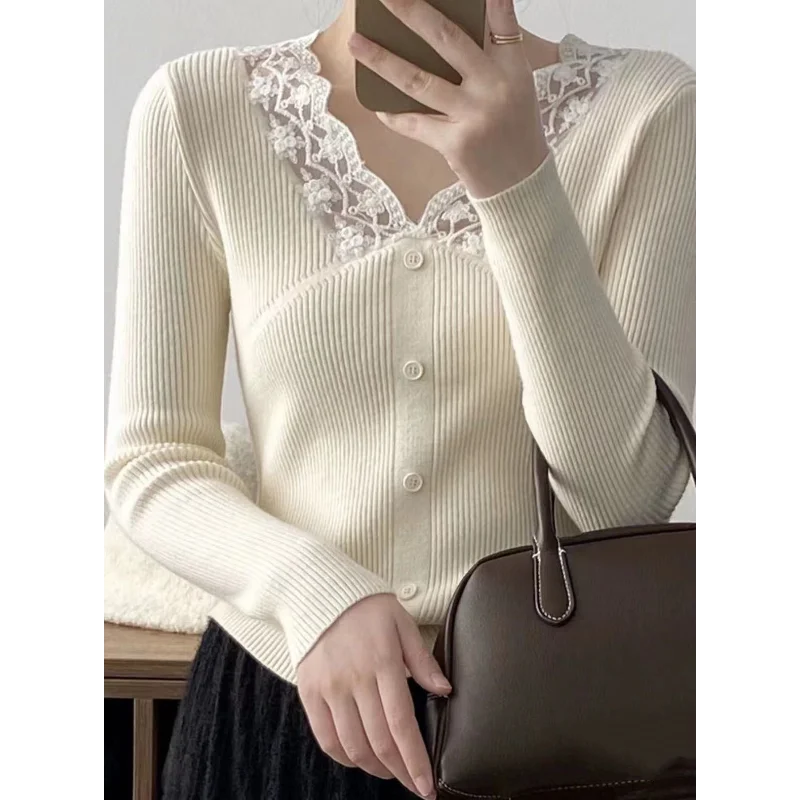 

New Autumn Winter Sweet V-neck Lace Spliced Breasted Long-sleeved Top Women Knitted Base