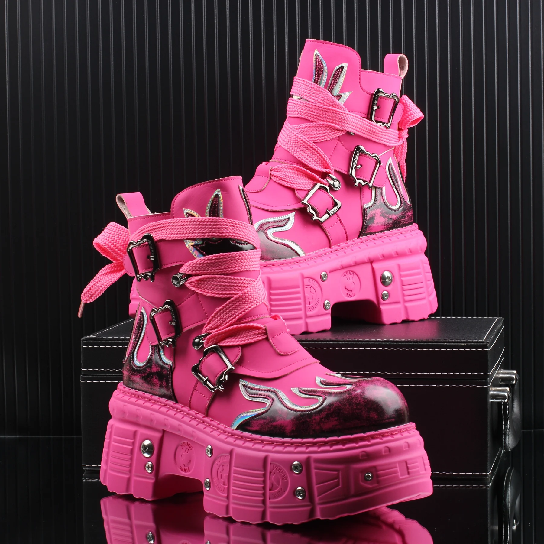 

Thick-soled Men Short Motorcycle Boots Fashion Punk Style Male High Top Chunky Sneakers Non-slip Breathable Men Casual Shoes
