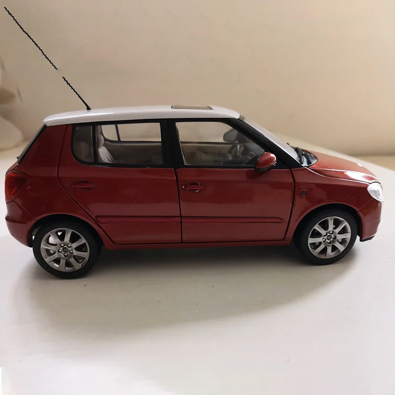 Original Diecast Alloy 1:18 Scale SKoda First Generation NEW Fabia Car Model For Adult Classic Collection Display Souvenir