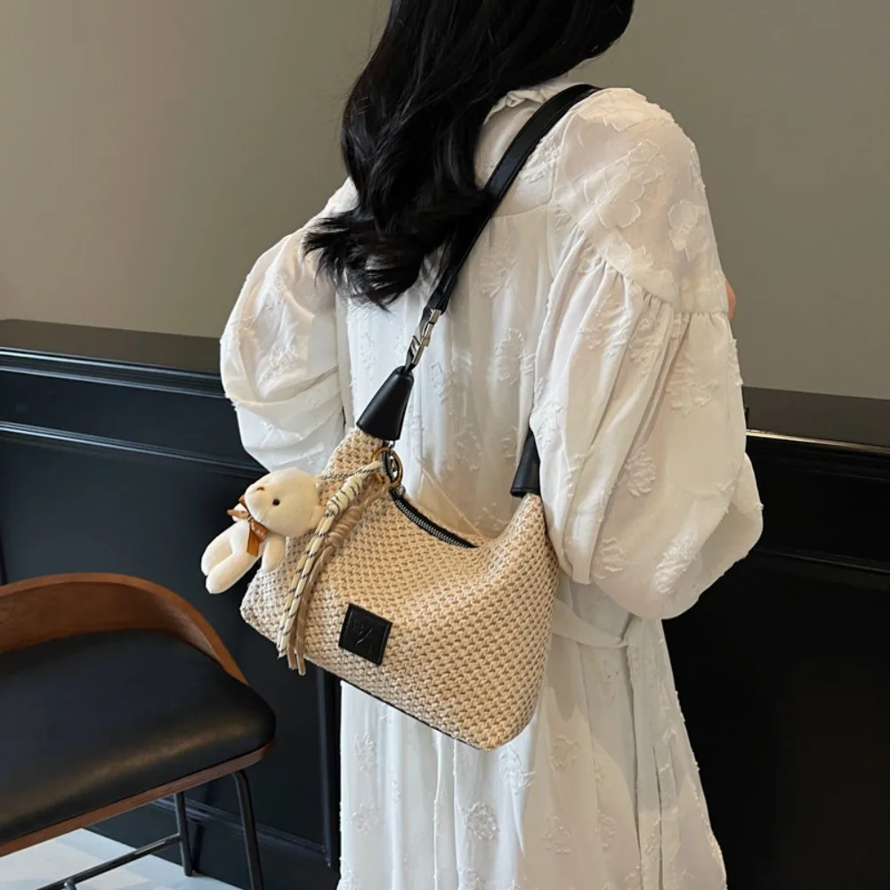 

Simple Woven Style Shoulder Bag Large Capacity Fashion Straw Weaving Handag Creative Casual Crossbody Bag with Bear Pendant