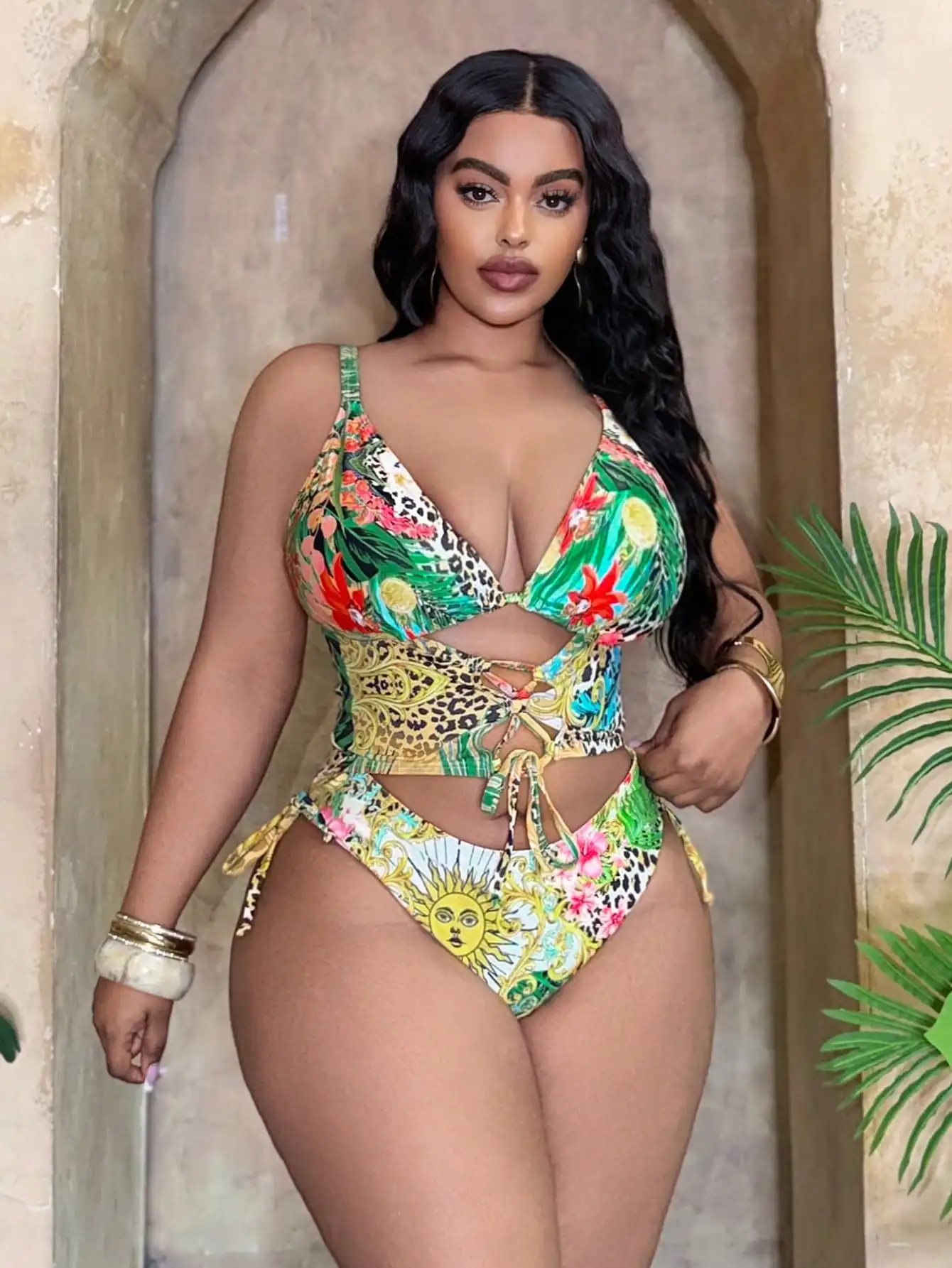 

Цельный купальник больших размеров с тропическим цветочным и леопардовым принтом и завязками