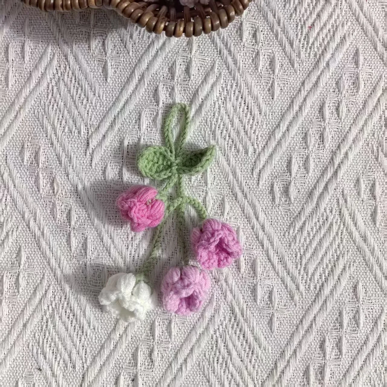 Niedlicher gehäkelter Puff-Glockenblumen-Anhänger, fertig handgefertigt, Maiglöckchen-Blume, Rucksack-Dekoration, Geschenk für Freunde – Detail 6