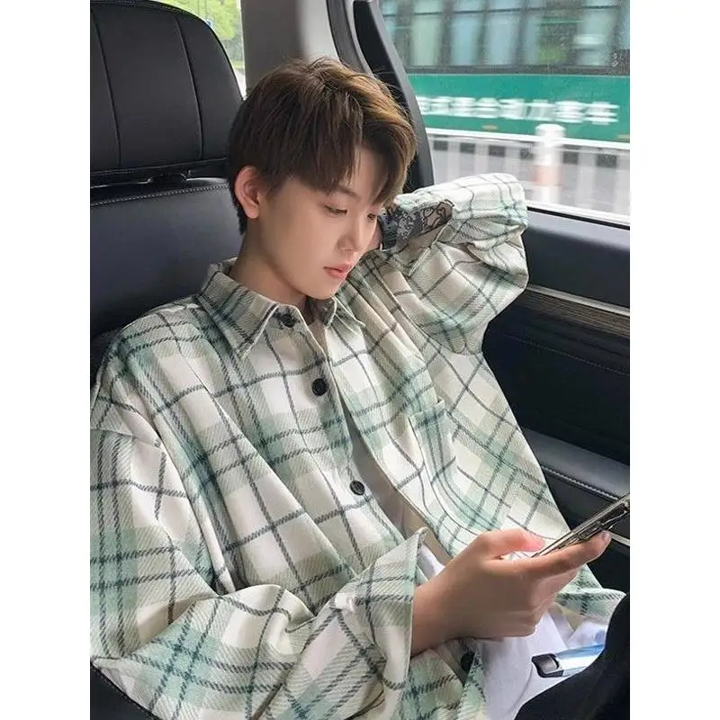 

Loose Fit Long Sve Men's irt Casual Sle Thin Outerwear een Plaid Vintage Hong Kong Sle Large Size Youth Faion