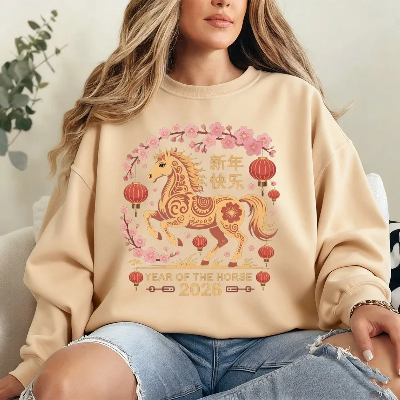 تصميم سنة الحصان 2026 للعام الصيني الجديد - مشبك السنة القمريية الجديدة مع هودي هيرمل للحصان والفوانيس والأزهار