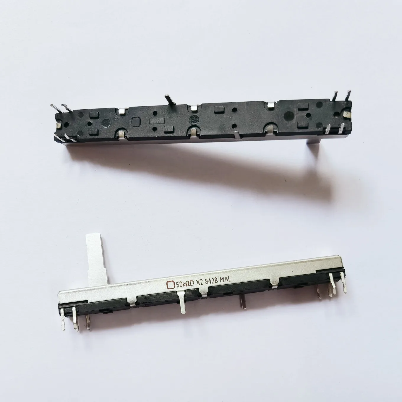 

Оригинальный Новый раздвижной потенциометр 100% 75 мм, размеры 50K x 2, длина оси 15 мм, смесительная консоль, толкатель, потенциометр (переключатель)