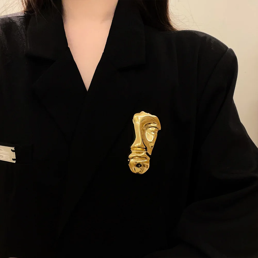 Vintage Exaggerated Metal Mask Brooch Gold Plated Abstract Human Face Lapel Pin Fashion Suit Coat Accessory Jewelry Gift