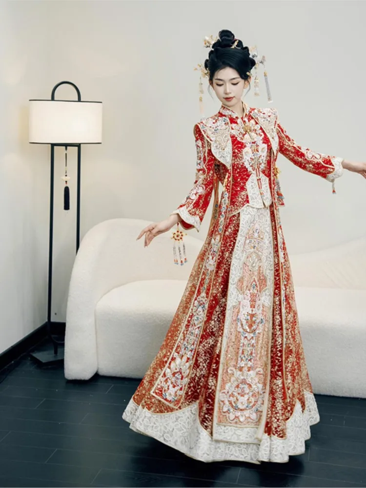 

The new heavy-duty red wedding dress dragon and phoenix gown Chinese-style crown rosy veil are traditional attire for women