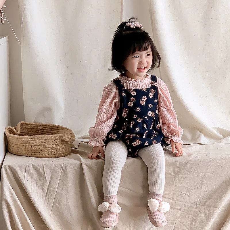 

Весенне-осенний новый модный милый повседневный универсальный комплект: комбинезон и брюки с цветочным принтом для малышей, состоящий из двух предметов