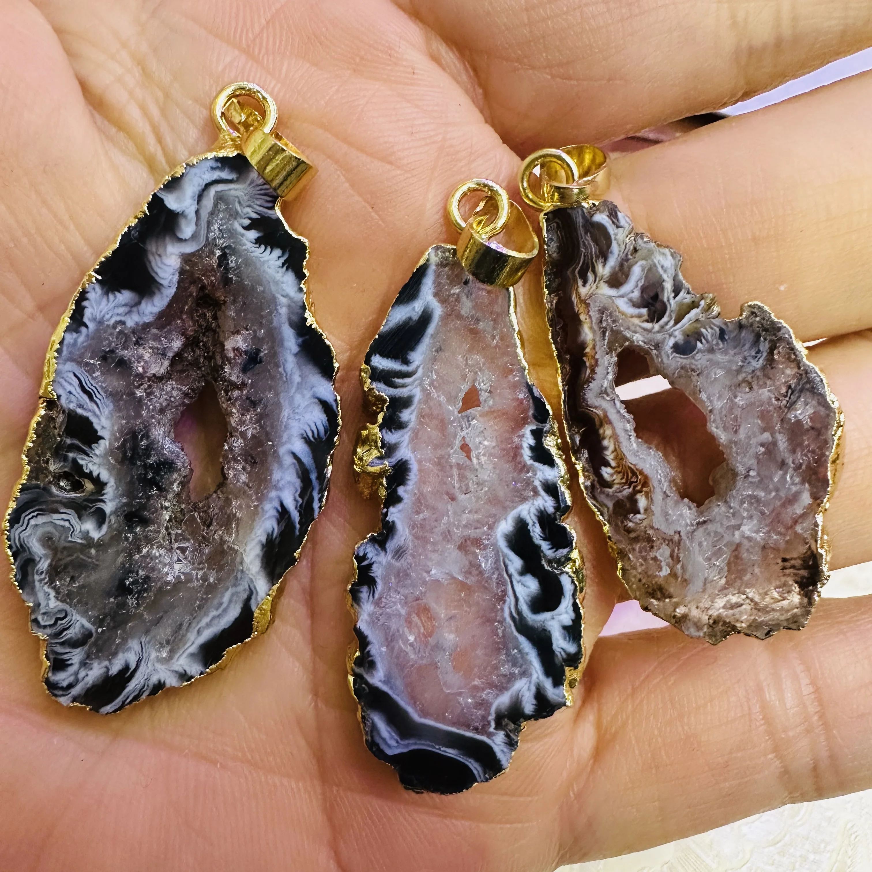 

Женский кулон натуральный срез Agate с друзой, большая позолоченная серая полированная плита 2024, подвеска geode друзовидный камень для женщин, ожерелье
