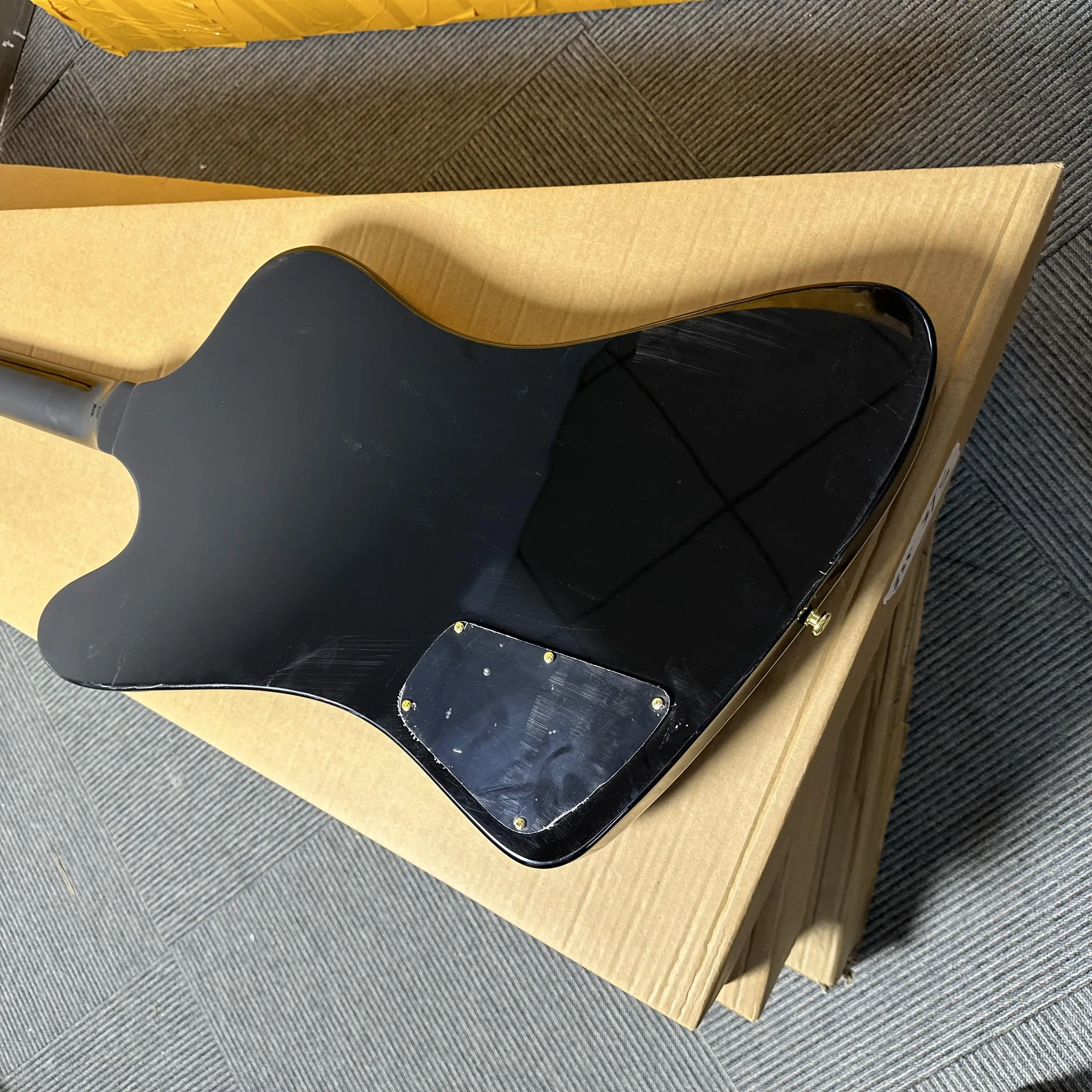 مخصص الأسود فايربيرد الغيتار الكهربائي الذهب الأجهزة الأسود Pickguard HH التقاطات شحن مجاني #2