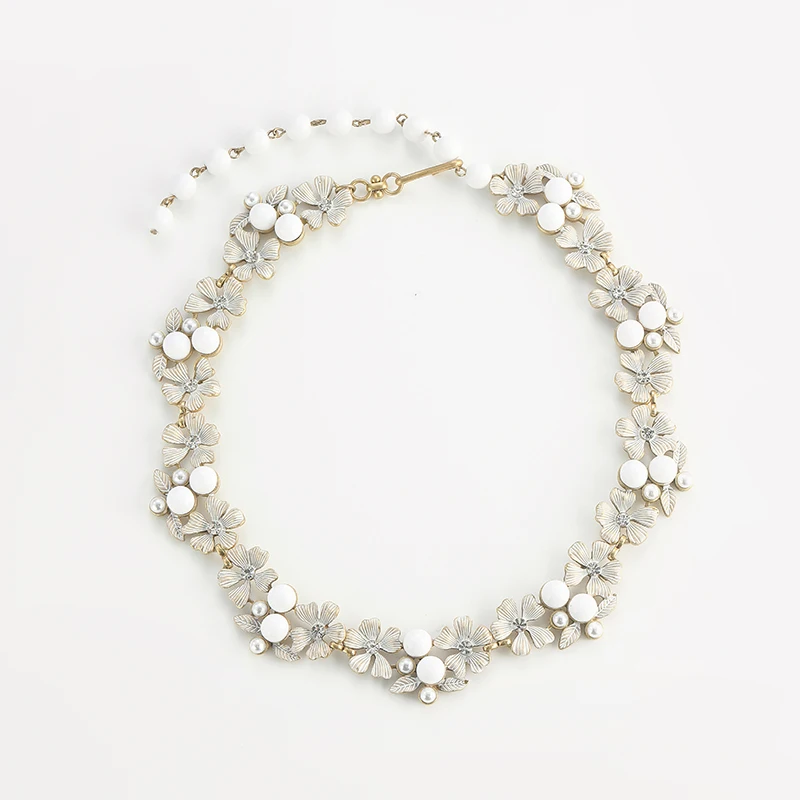 خمر زهرة المختنق القلائد أنيقة الزجاج الأبيض الحجر الطبيعي خمس أوراق امرأة اكسسوارات مصممي المجوهرات الفاخرة 2025