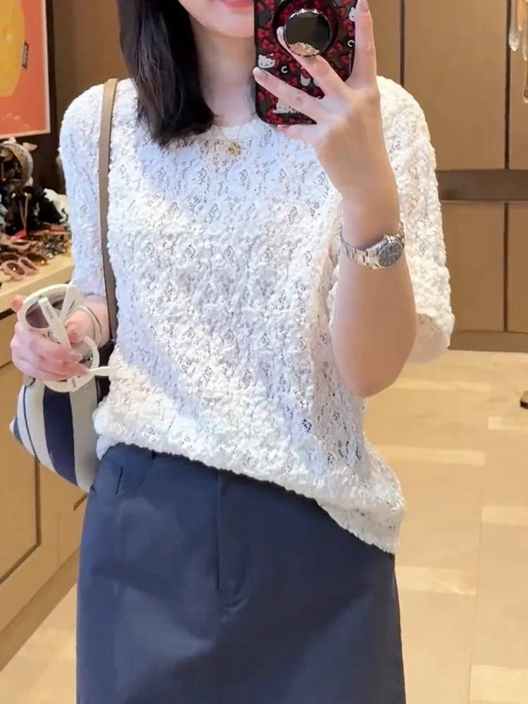 

Белая летняя футболка оверсайз с вырезами и фактурной отделкой, универсальная, стройнящая фигуру, европейский стиль, для женщин