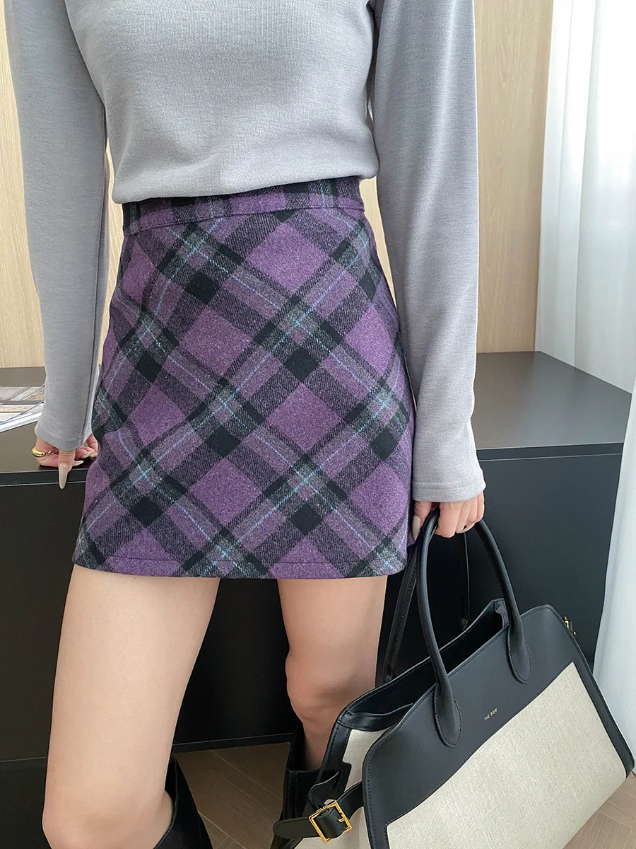 Mittelalterlicher College-amerikanischer, farblich kontrastierender, diagonaler Gitter-Look mit hoher Taille, schmaler, hüftumwickelter Woll-Kurzrock in A-Linie