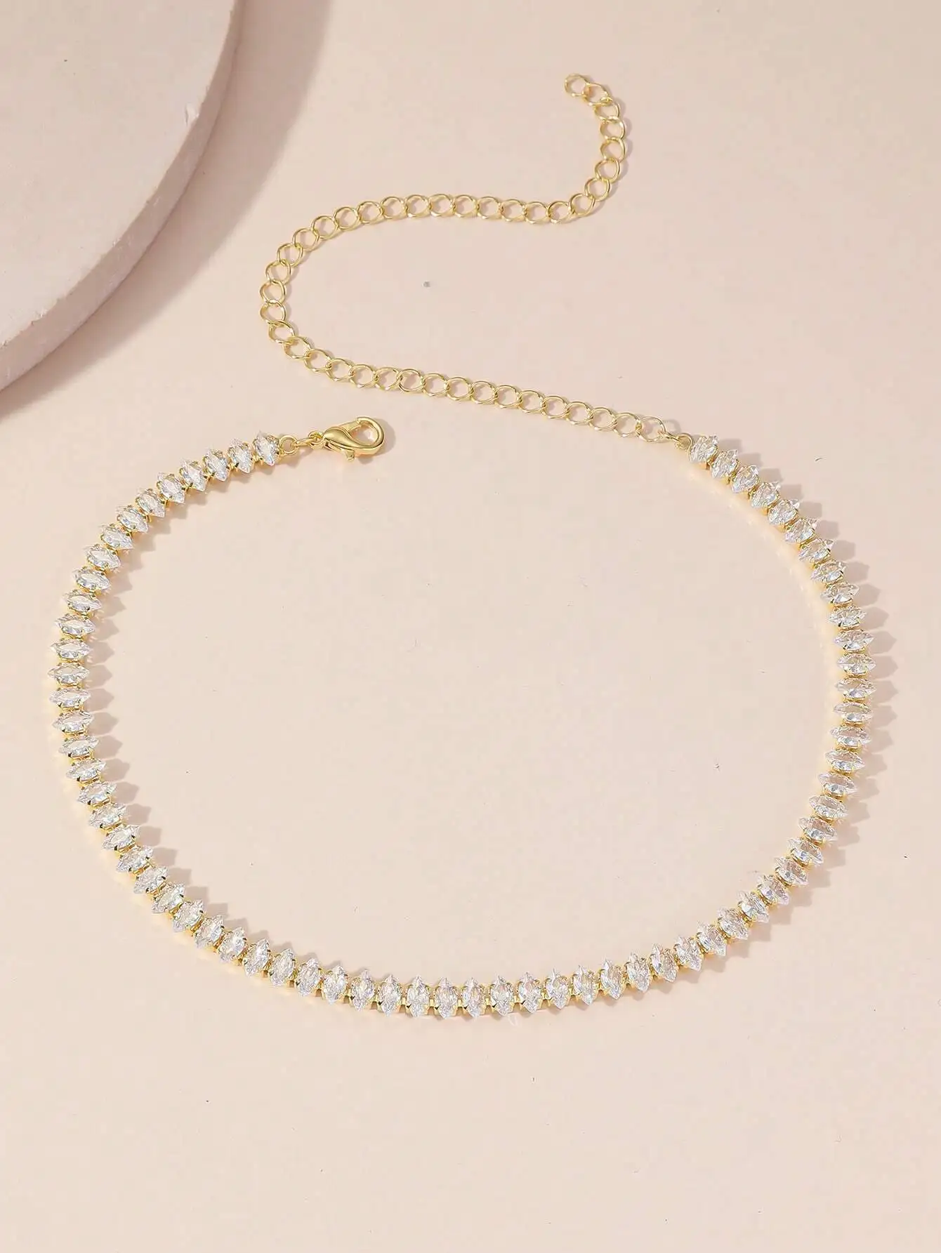 

Женское геометрическое колье-чокер с кристаллами для повседневной и торжественной носки