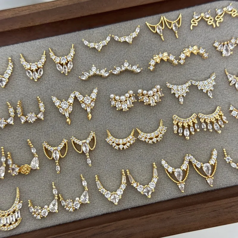 5 Stück vergoldete Kupfer-Zirkon-Nagelanhänger – Nagelkunst-Dekoration im französischen Stil mit glitzerndem Kristallrand, luxuriöser Nagelschmuck – Detail 4