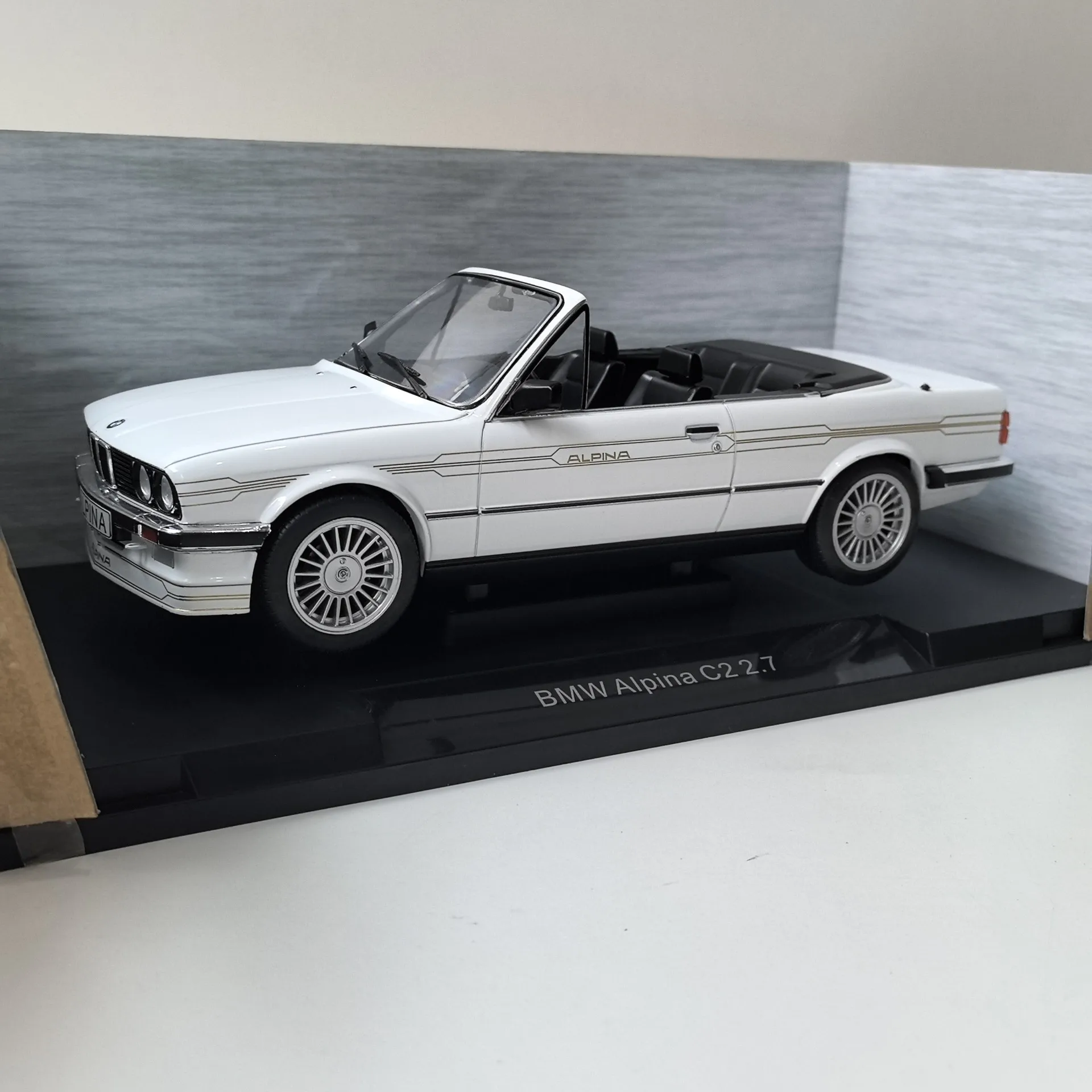 

Diecast MCG 1/18 Scale BMW ALPINA C2 2.7 BMW Alloy Car Model Collectible Toy Gift Souvenir Display Ornament