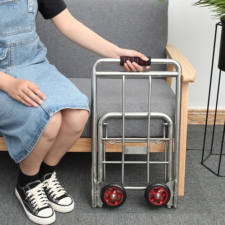 Un piccolo carrello portatile pieghevole