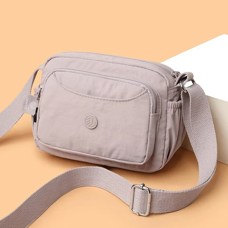 Leichte Nylon-Umhängetasche mit verstellbarem breitem Riemen, mehrschichtige Handtasche, Schultertasche, Messenger-Tasche für Damen im Alltag – Detail 5