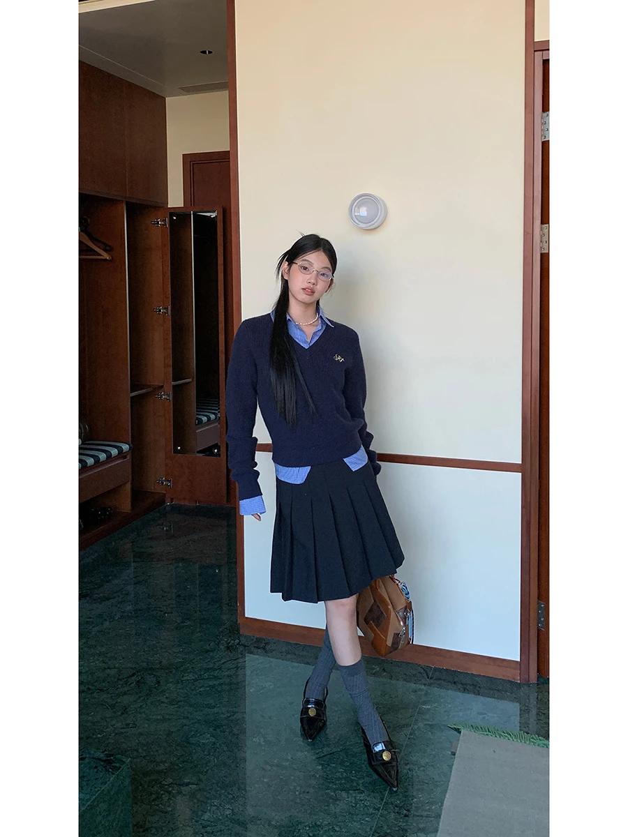 سترة محبوكة زرقاء للنساء، قميص طبقة أساسية، تصميم جديد للخريف والشتاء، أسلوب عصري مريح، إحساس راقي، قطعة واحدة بياقة بولو