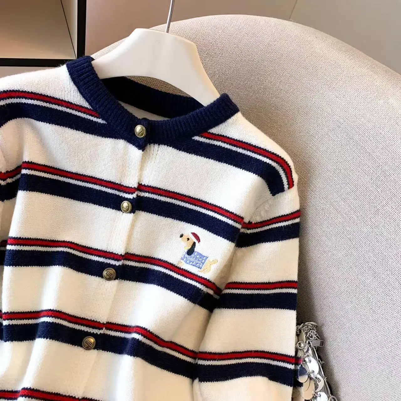 Maglione ricamato cane bassotto cartone animato a righe bianche da donna coreano ufficio ragazza alla moda autunno nuovo cardigan lavorato a maglia