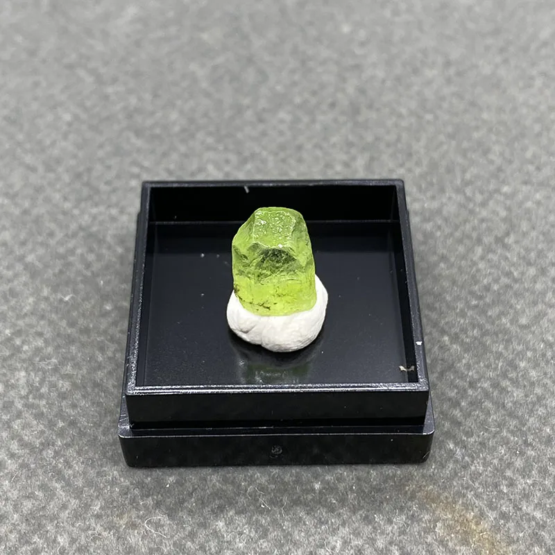 100% قلادة طبيعية حجر العنب الخام كريستال الكوارتز خام الزيتون عينات المعدنية الخام جوهرة + صندوق الحجم: 27*27*25 م