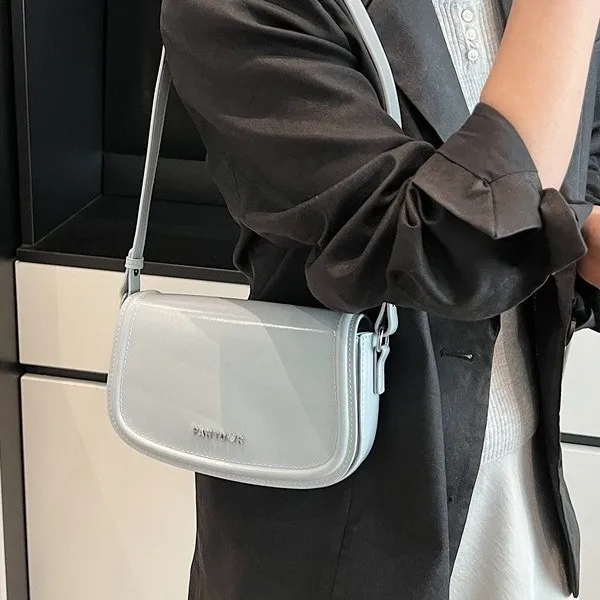 

2025 Korean Style Saddle Bag for Women Fashionable Crossbody Shoulder Bag Spacious Underarm Purse Versatile Chic Handbag