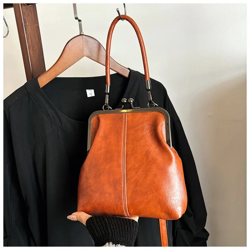 

Новая винтажная кожаная сумка 2026 года в английском стиле — универсальная вечерняя сумка для ношения через плечо или на плече