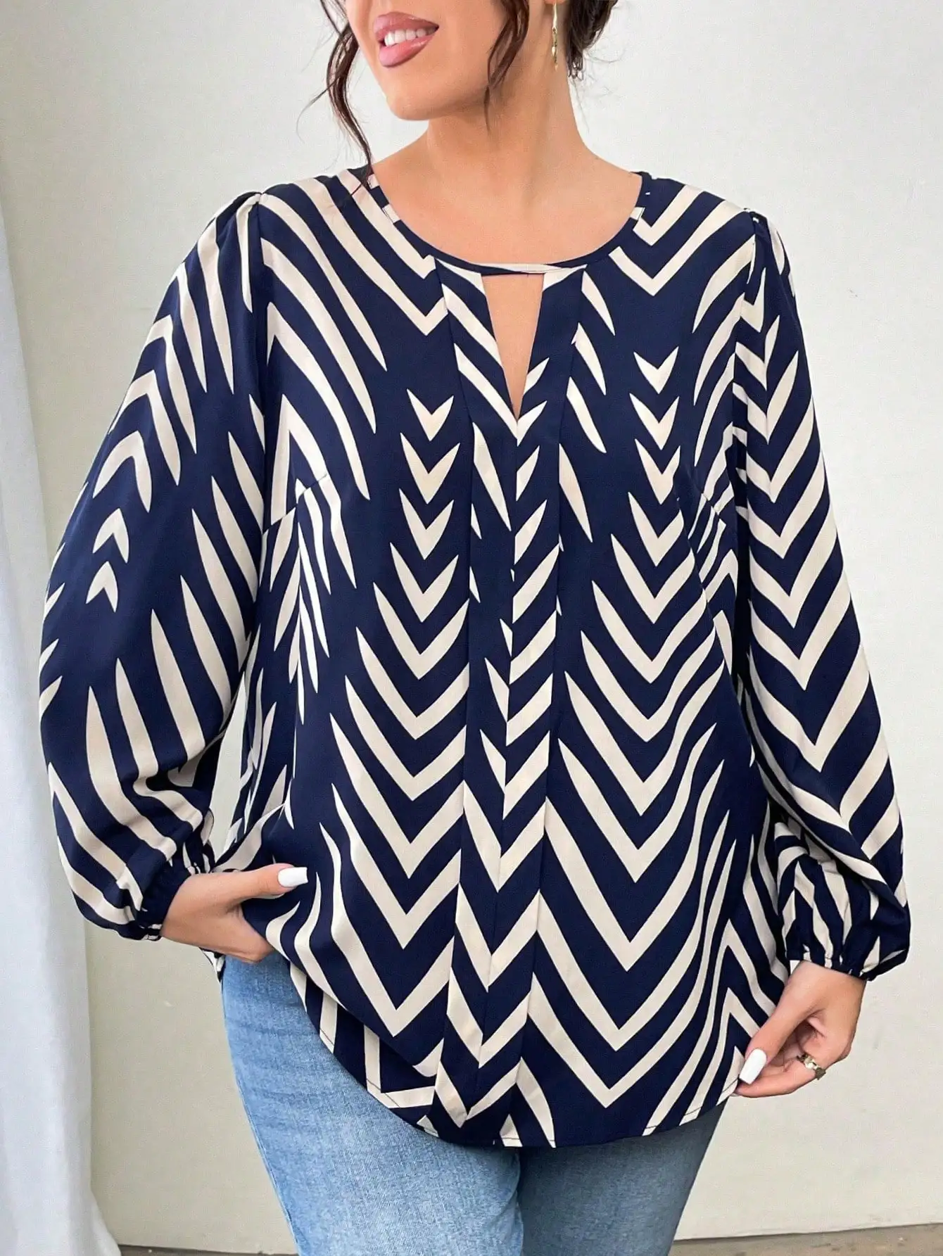 Trendiges geometrisches Top mit Schlüssellochausschnitt für Damen, marineblaue und cremefarbene Bluse mit Chevron-Print, stilvoller Pullover mit Laternenärmeln – Detail 2