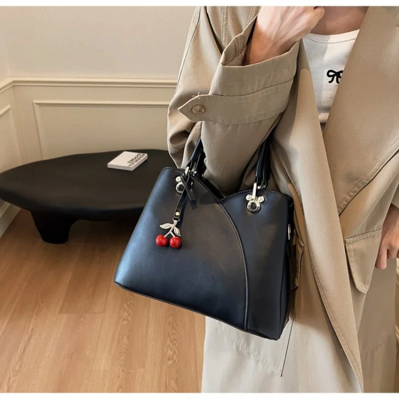 

High-End Women's Elegant Casual Leather Crossbody Bag Paris Fashionable Simple Vintage Ladies Handbag