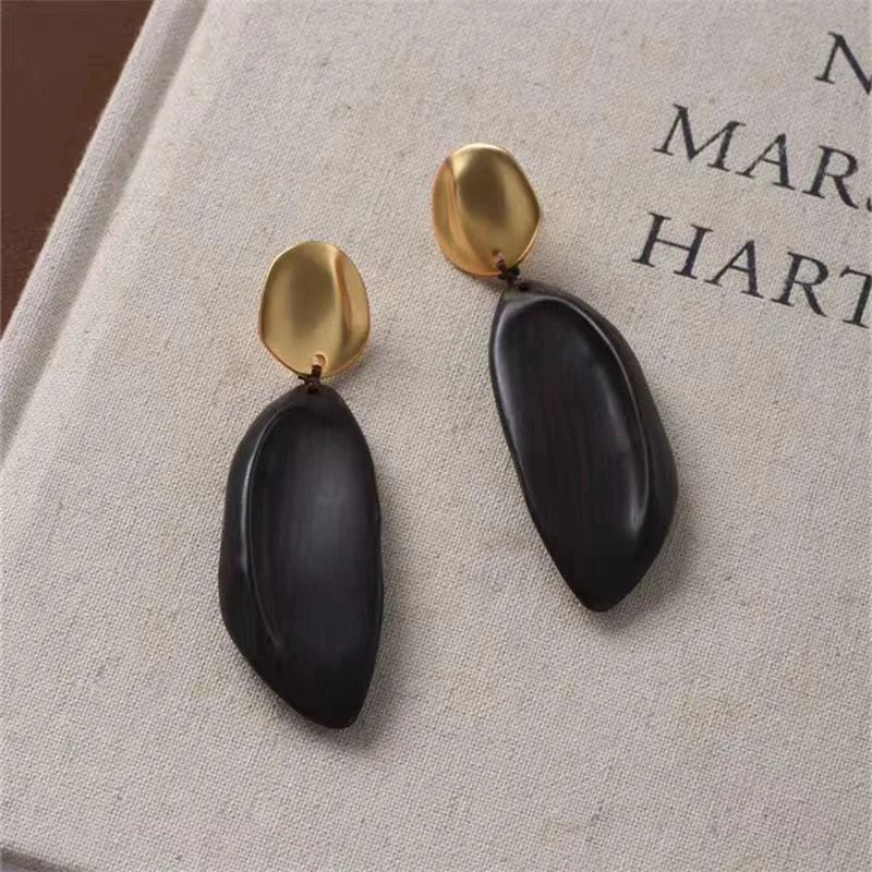 

2025 Fashion Classic European and American Simple Texture Sandalwood Earrings Fashion Classic Simple Design Fashion Party Gifts