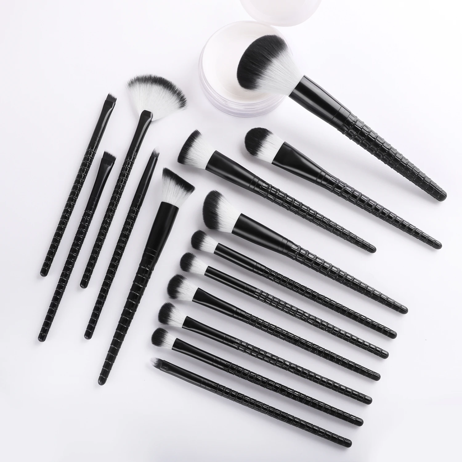 مجموعة أدوات مكياج شاملة من 33 - مراجعة Huda Beauty Makeup Brush Set وسعره