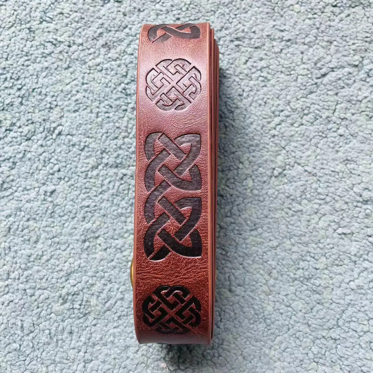 เข็มขัดหนัง PU ลายนูนลายโทเท็ม อุปกรณ์ประกอบคอสเพลย์ฮาโลวีน ชุดนักรบไวกิ้ง สายคาดเอวยาว 158 ซม. สไตล์ยุคกลางและสตีมพังก์