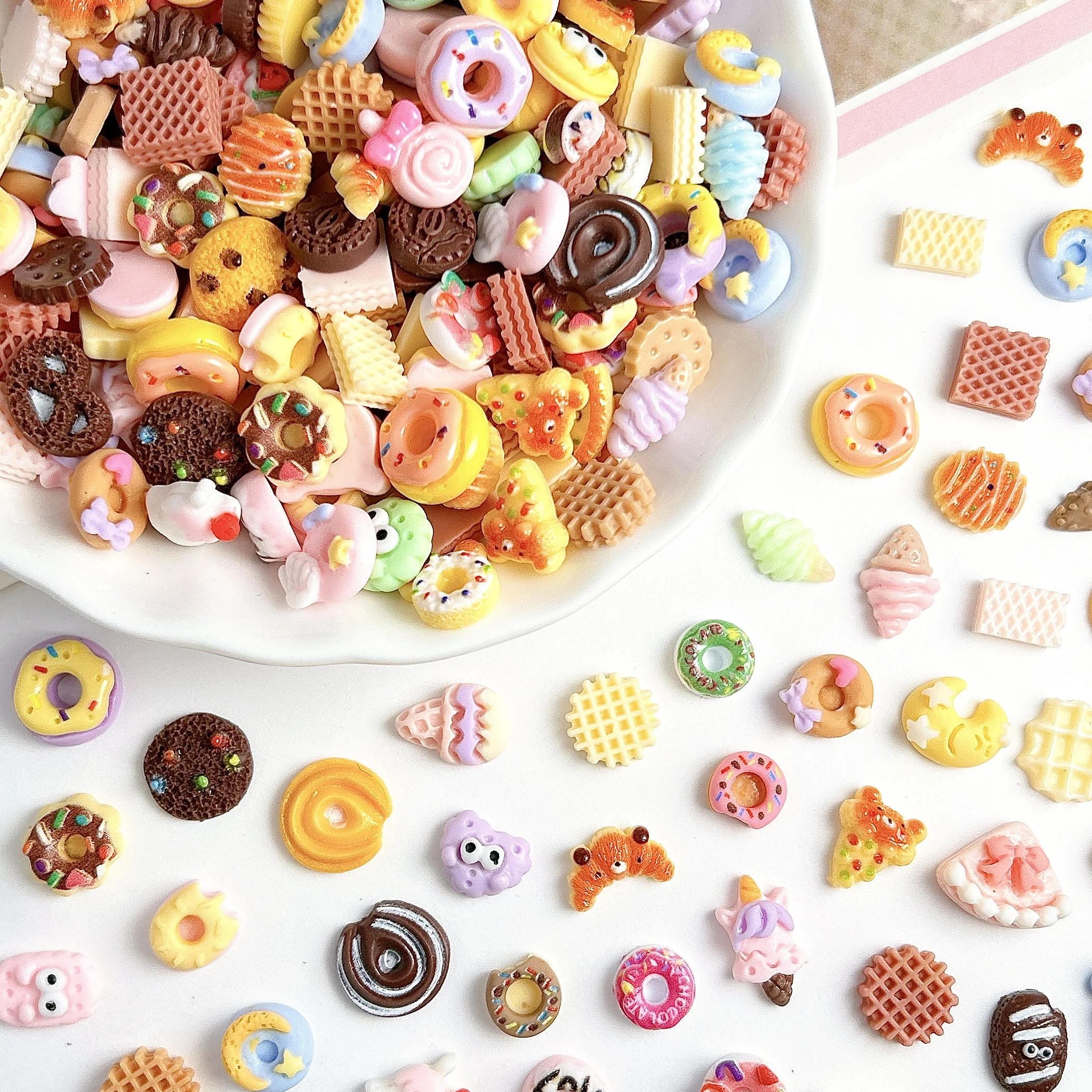 50PCS Cartoon Simulated Biscuits Bear Croissant Nail Charms Creative Painted Donuts Cake Mixed Resin Nail Art Decorations DIY