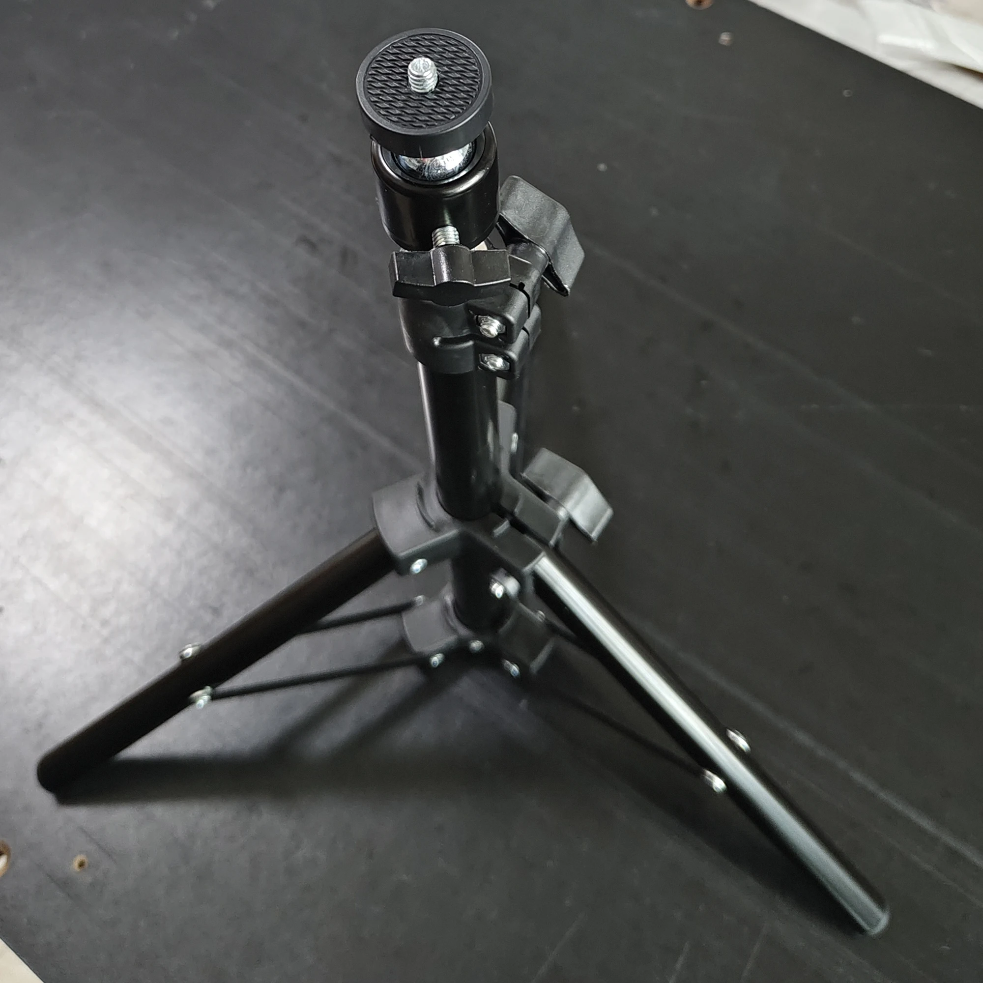 0.5m tripod, professional light stand, retractable storage, shrink height 31cm, central pipe diameter 22mm，Live light stand