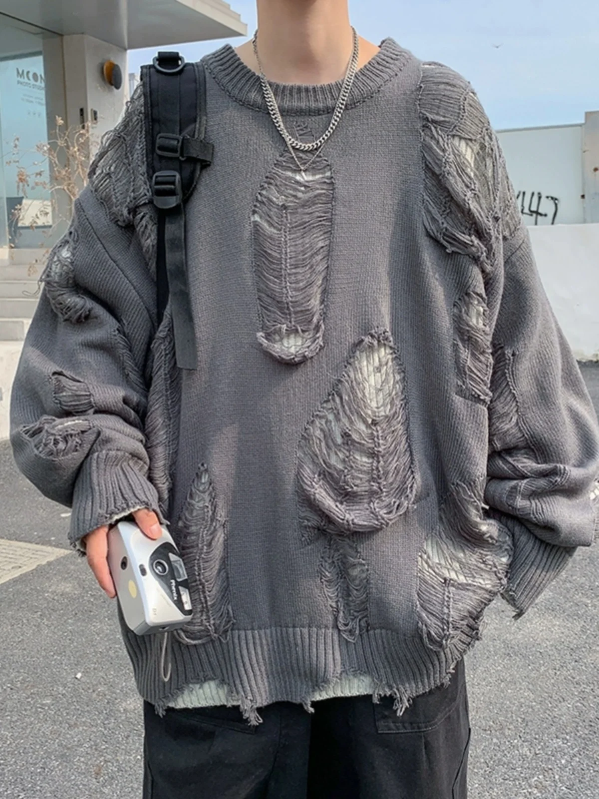 เสื้อสเวตเตอร์ถักทรงหลวมสำหรับผู้ชาย ดีไซน์รูระบายอากาศ สไตล์ลำลอง ทรงหลวม แขนยาว คอกลม แฟชั่นฤดูใบไม้ร่วง สตรีทแวร์