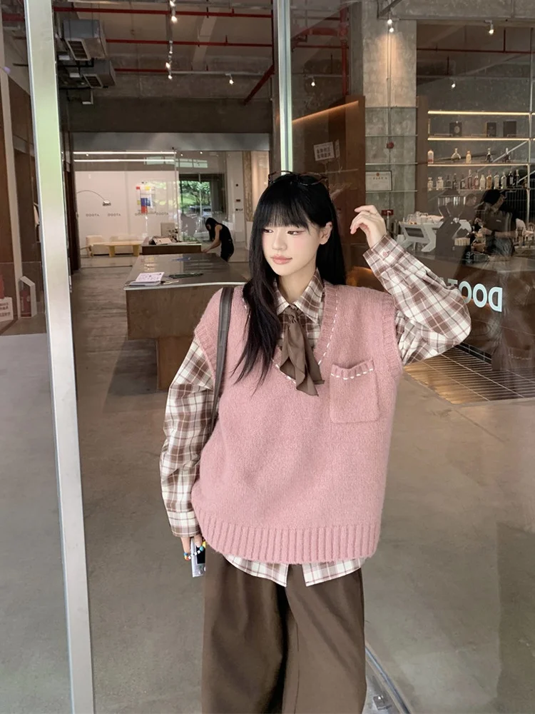 

Весна 2026: Модный вязаный комплект из рубашки в клетку и жилета для женщин – рубашка с длинным рукавом, многослойный розовый жилет и коричневая рубашка в клетку.