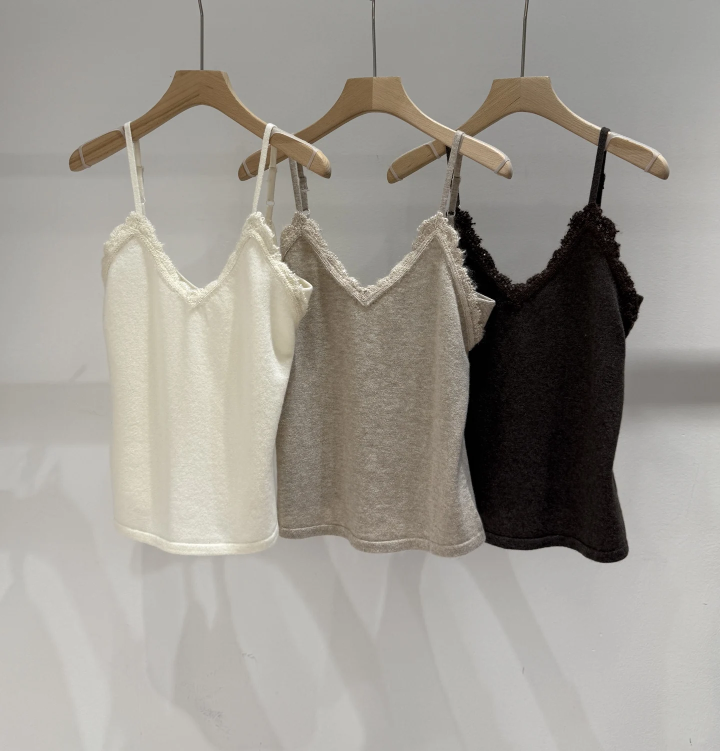 2026Women's Autumn Lace-Trim V-Neck Cashmere Camisole