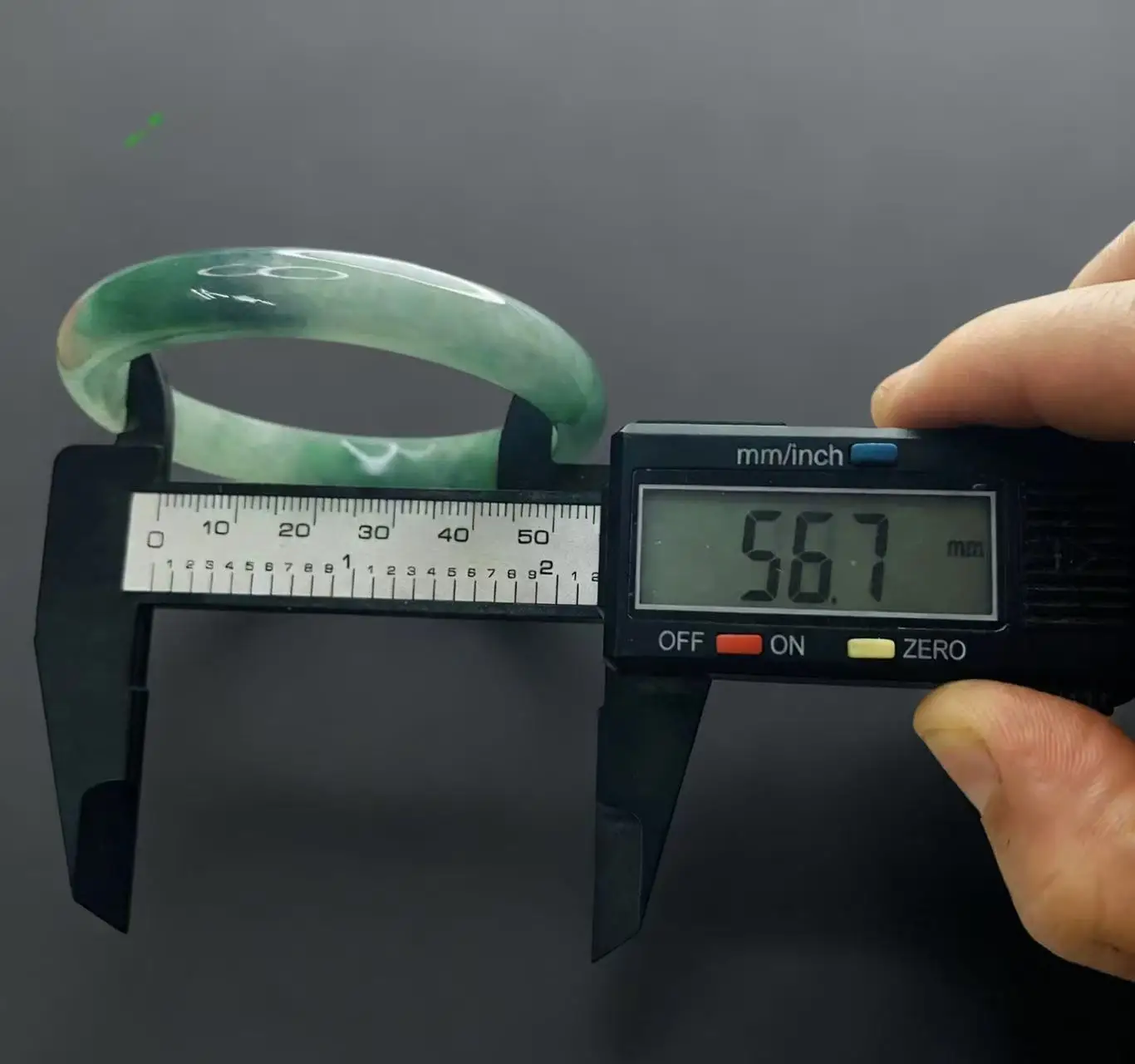 

Один на одной настоящей стрельбе светло-зеленого нефритового браслета диаметром 567 мм.