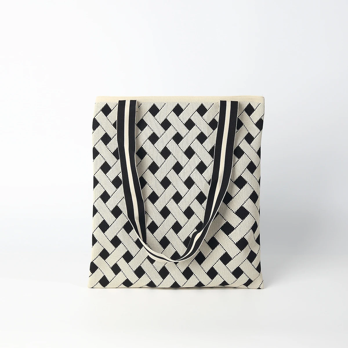 

Черно-белая вязаная сумка контрастного цвета в полоску, подходит для работы, поездок на работу, путешествий и прогулок, может вмещать мобильные телефоны, ключи, закуски, косметика, книги и планшеты, подходит для всех сезонов, сумка на одно плечо, подходит