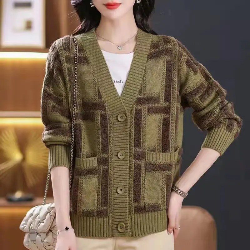 

New Spring and Autumn Women Loose Western Style Knitted Cardigan Threaded Top Paired with a V-neck Jacquard Color Block Sweater