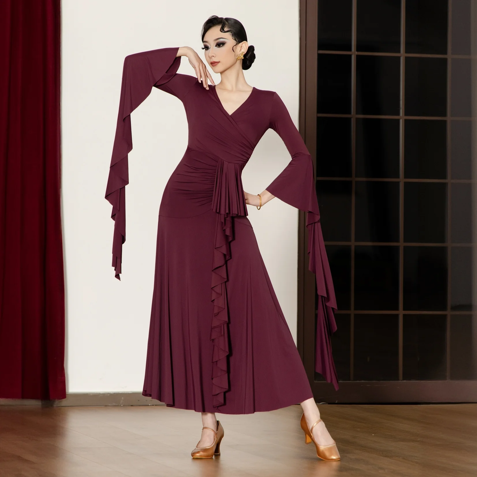 Strój do tańca towarzyskiego, standardowy, nowoczesny, damski, z dekoltem w serek, długi rękaw, duża spódnica, strój do występów, model DN22424, rok 2025.