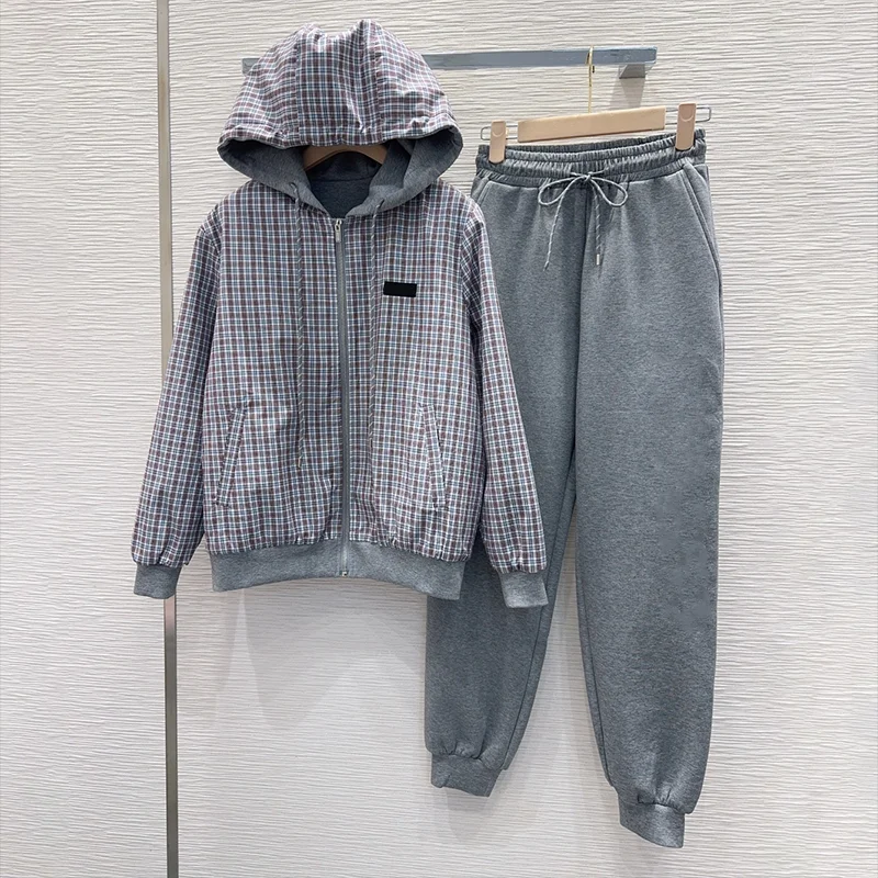 

Высококачественный женский комплект из двух предметов с капюшоном - двустороннее пальто с шаховым узором + брюки с вышивкой букв 2591913