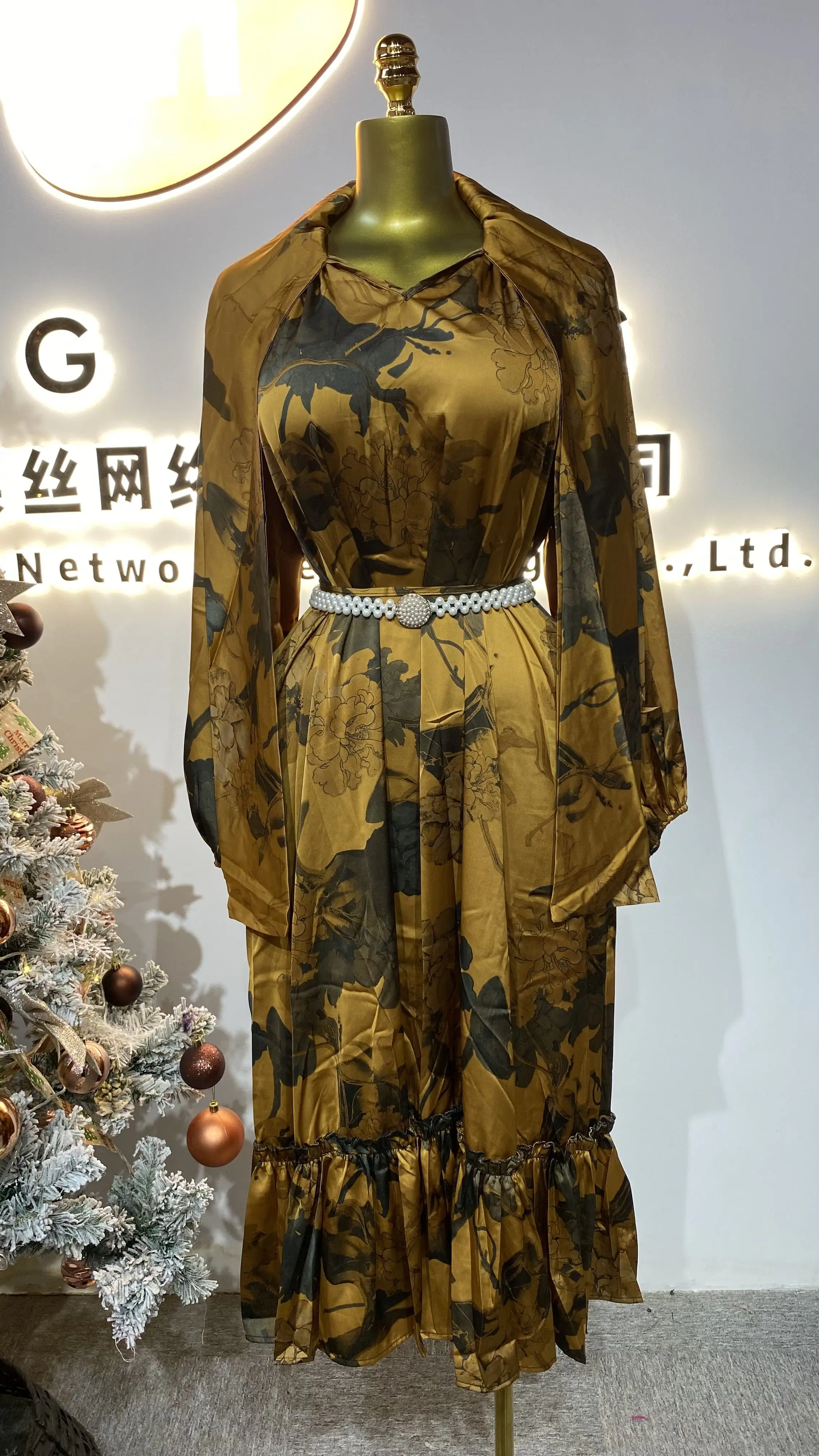 

2025 long dress with luxurious bow tie and lanterns, long sleeves with slim waist and ruffles for women-GZMM141