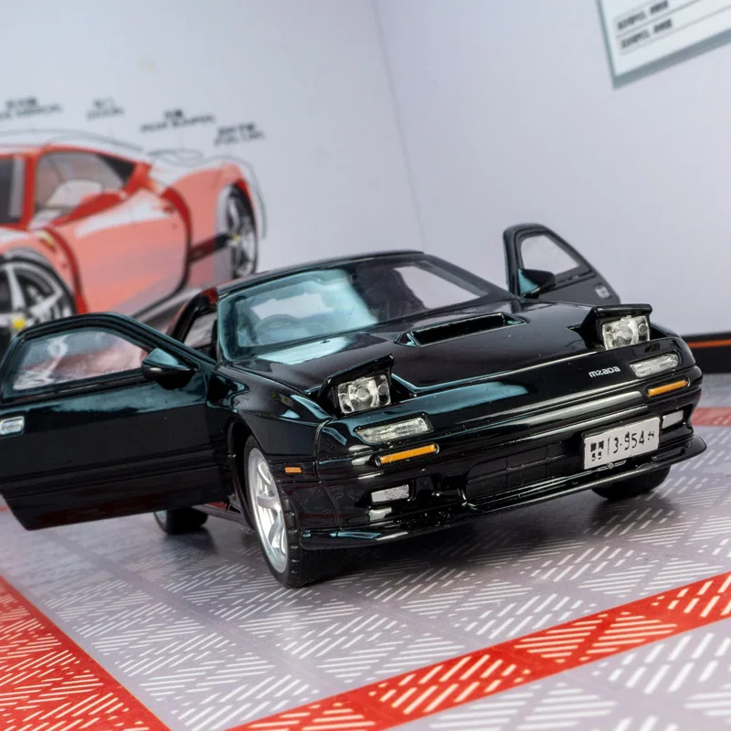 1:32 Simulación Mazda RX-7 Puertas de modelo de coche de aleación y capó de motor, el maletero se puede abrir tiene funciones de sonido y iluminación