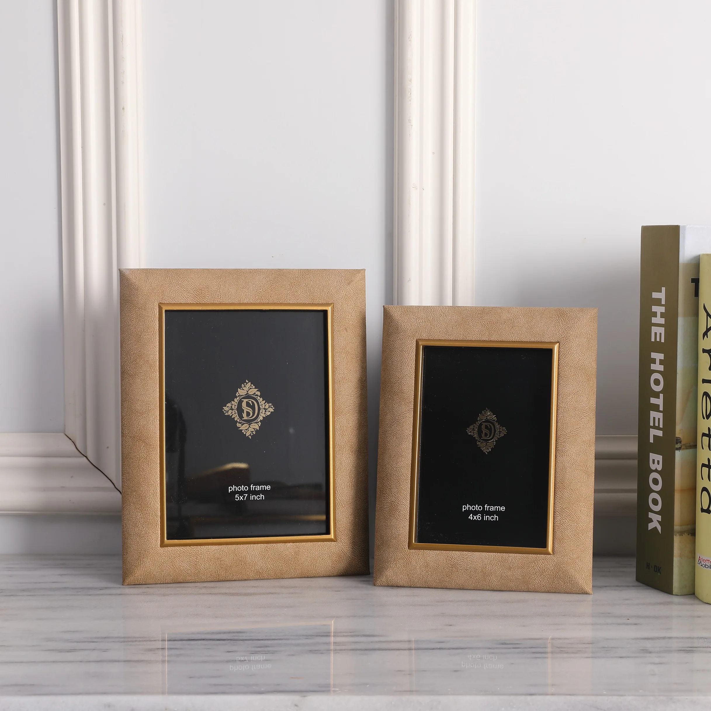 

Modern Brass Covered Leather Picture Frame Tabletop Set Porch Wine Cabinet Tabletop Decoration