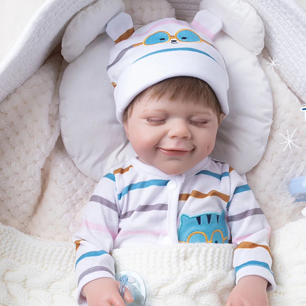 18-inch vinyl herboren babypop, schattig lachend gezicht, witte cartoon gestreepte outfit, realistische huid, gezichtsmerken, verzamelaars