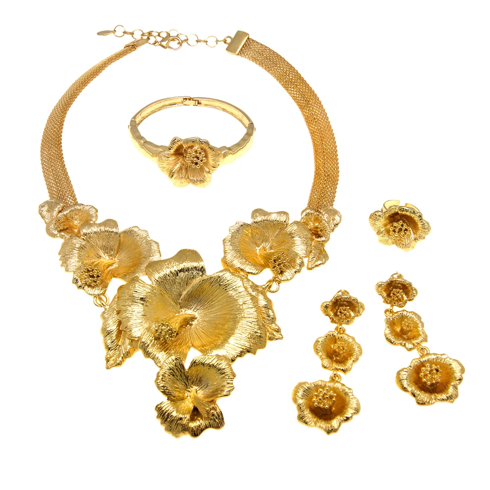 Neu eingetroffen: Modisches italienisches Goldfarben-Schmuckset – Auffällige Halskette, Blütenknospen-Ring, Damen-Ohrringe – Geschenk für Hochzeiten und Bankette