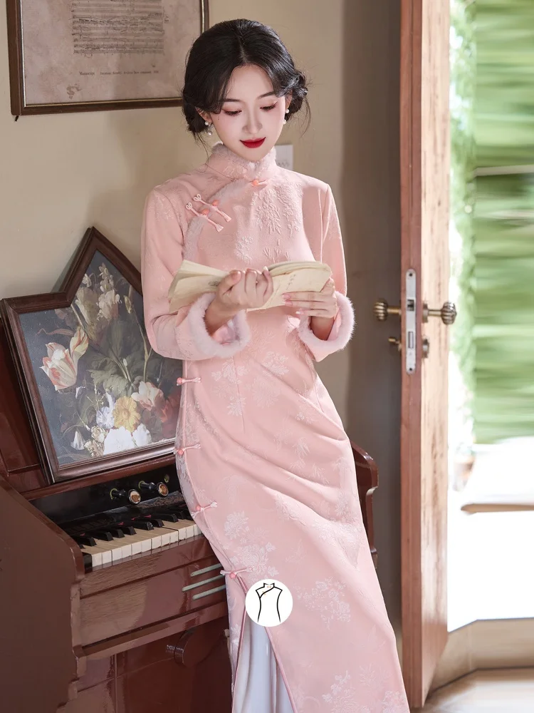 

Розовое бархатное ципао, утепленная зимняя версия 2025 года, обновленный китайский стиль, длинный рукав, полная длина, теплая модель