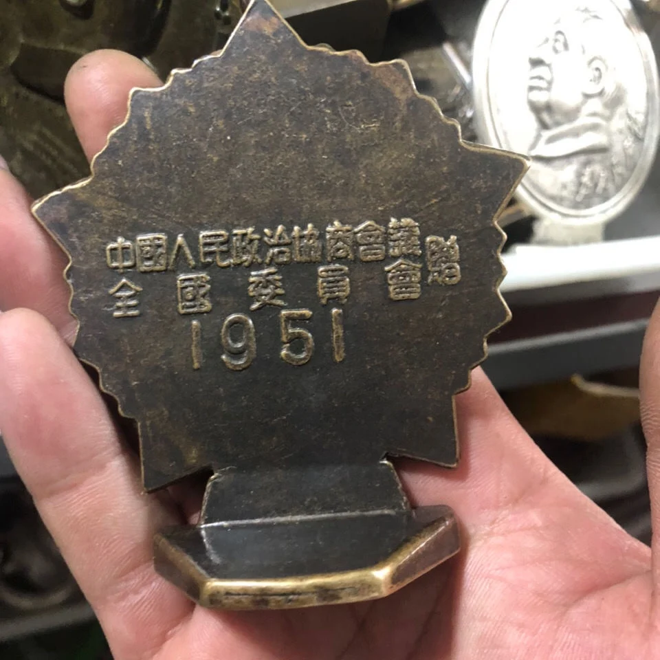 Chairman Mao's head portrait bronze medal decoration grandpa Mao's residence portrait Cultural Revolution Commemorative Medal pu